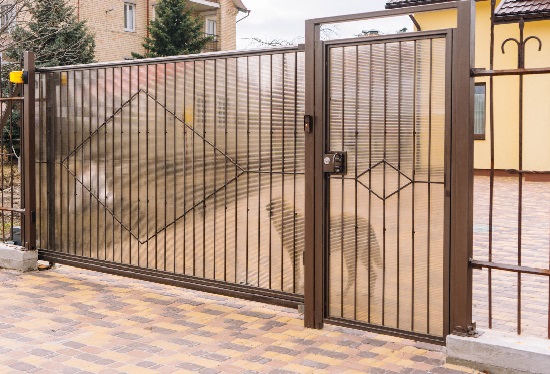 Купить ворота из профлиста с элементами ковки, с металлическими столбами в рамке или под дерево в Назарово от 156165 руб